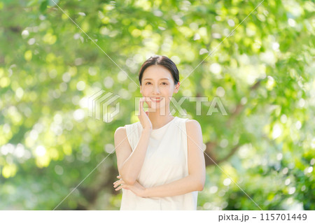 緑の中で微笑む女性のビューティー 115701449