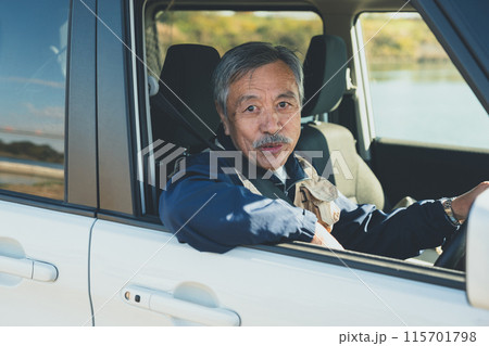 高齢運転者 115701798