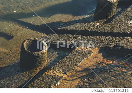 河川の濡れたコンクリートブロック 115701813