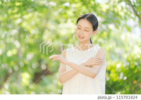 腕に日焼け止めを塗る女性 115701824