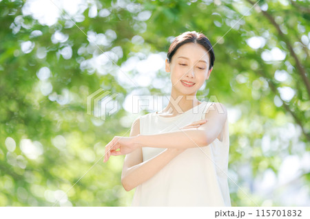 腕に日焼け止めを塗る女性 115701832