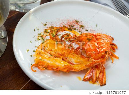 Cleaved roasted prawns 115701977