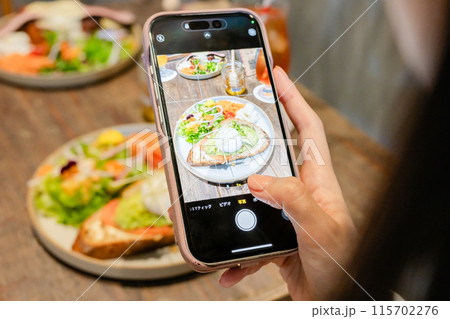 料理を撮影する女性 料理を撮影する女性 115702276