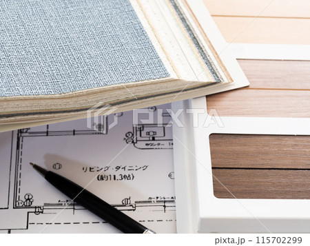 家の間取り図とクロス、フローリングのサンプル 115702299
