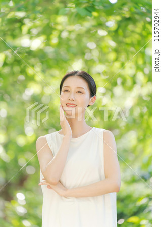 緑の中で微笑む女性のビューティー 緑の中で微笑む女性のビューティー 115702944