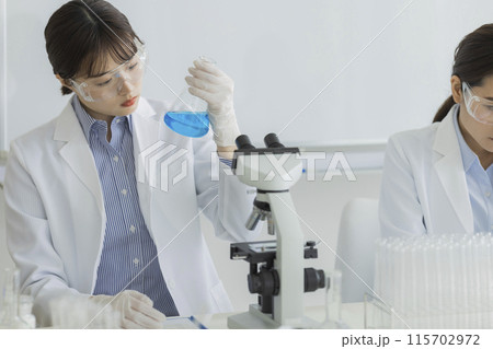 研究をする白衣の女性 実験 顕微鏡 研究をする白衣の女性 実験 顕微鏡 115702972