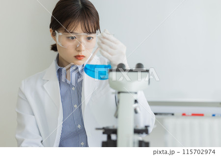 研究をする白衣の女性 実験 顕微鏡 研究をする白衣の女性 実験 顕微鏡 115702974