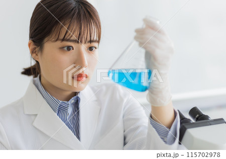 研究をする白衣の女性 実験　顕微鏡 115702978