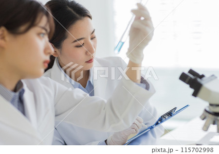 研究をする白衣の女性 実験 顕微鏡 研究をする白衣の女性 実験 顕微鏡 115702998