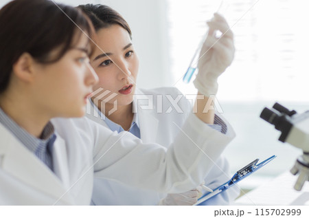 研究をする白衣の女性 実験 顕微鏡 研究をする白衣の女性 実験 顕微鏡 115702999