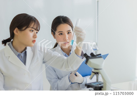 研究をする白衣の女性 実験　顕微鏡 115703000