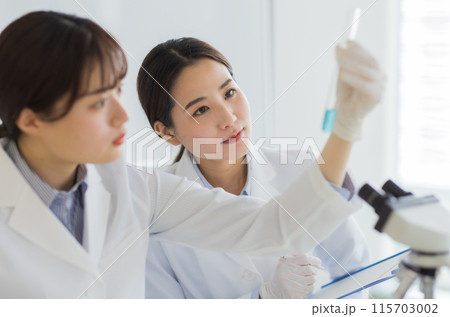 研究をする白衣の女性 実験　顕微鏡 115703002