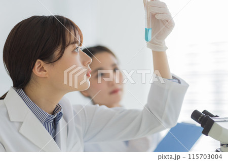 研究をする白衣の女性 実験　顕微鏡 115703004