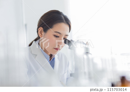 研究をする白衣の女性 実験 顕微鏡 研究をする白衣の女性 実験 顕微鏡 115703014