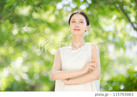 緑の中で微笑む女性のビューティー 緑の中で微笑む女性のビューティー 115703063