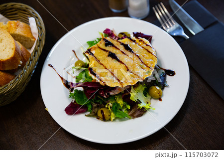 Close up of scallop snack baked with cheese served on seashell 115703072
