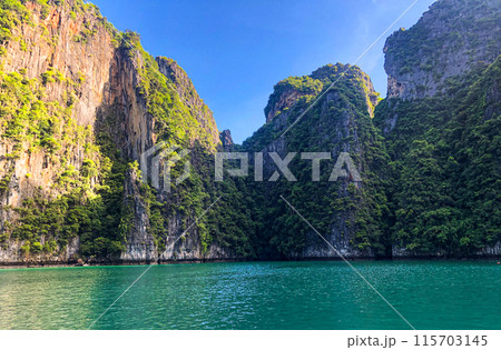 ピピ島 海と岩の岩肌 115703145