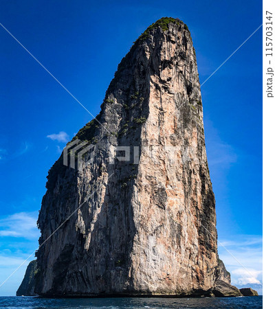 ピピ島付近の海の大きな岩 115703147
