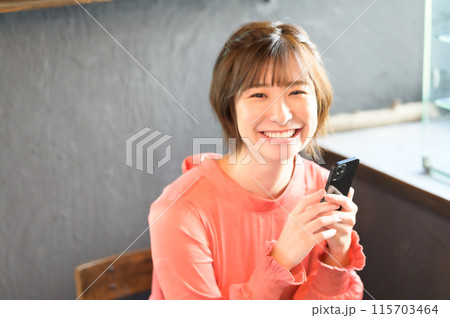 カフェでスマホを見る女性 カフェでスマホを見る女性 115703464