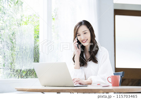 若い女性　テレワーク　パソコン　スマホ　通話　電話 115703465