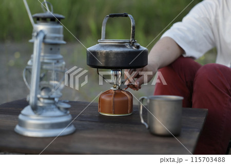 キャンプで湯を沸かす キャンプで湯を沸かす 115703488