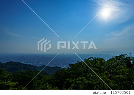 奈良と大阪の府県境　信貴生駒スカイライン600mの夕景　超広角レンズが捉えた大阪の夕空　夕日 115703501