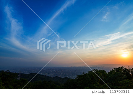 奈良と大阪の府県境　信貴生駒スカイライン600mの夕景　超広角レンズが捉えた大阪の夕空　夕焼け空② 115703511