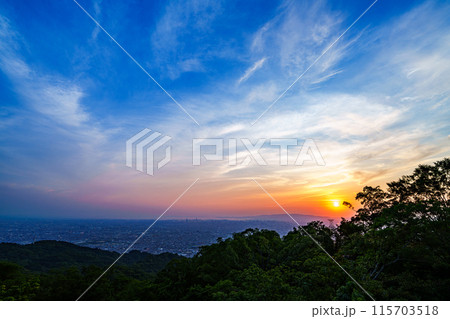 奈良と大阪の府県境　信貴生駒スカイライン600mの夕景　超広角レンズが捉えた大阪の夕空　日没② 115703518