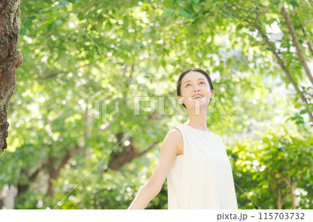 緑の中で深呼吸をする女性 115703732