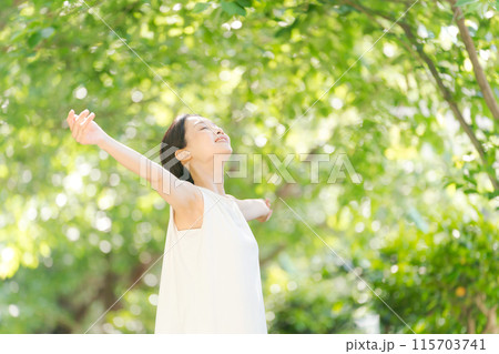 緑の中で深呼吸をする女性 115703741
