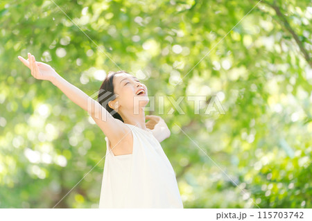 緑の中で深呼吸をする女性 115703742