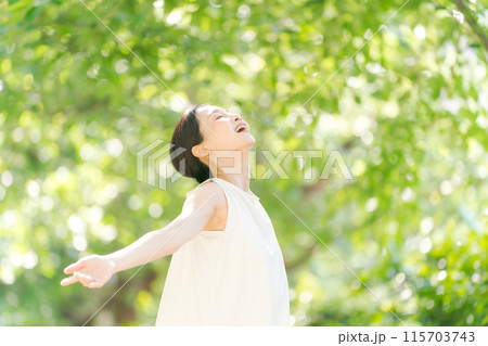 緑の中で深呼吸をする女性 115703743