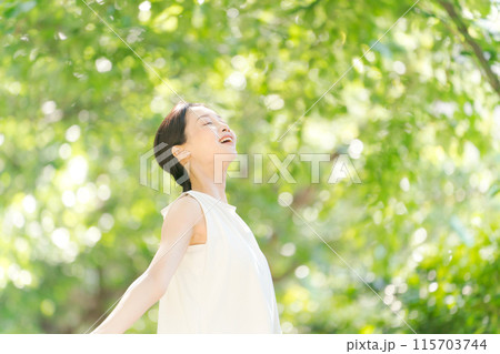 緑の中で深呼吸をする女性 115703744