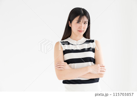怒る女性 怒る女性 115703857