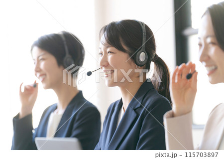 インカムで話すコールセンターの女性達 115703897