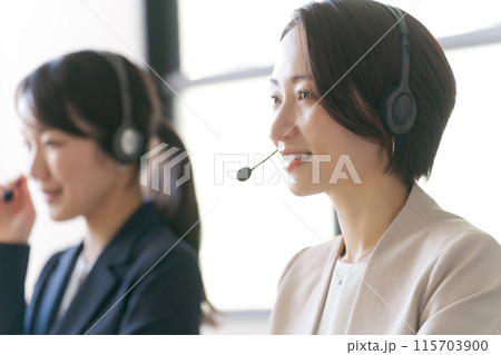 インカムで話すコールセンターの女性達 115703900
