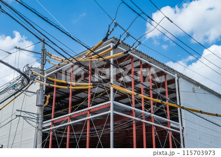 プレハブ建設現場と電線防護管 115703973