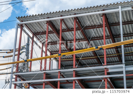 プレハブ建設現場と電線防護管 プレハブ建設現場と電線防護管 115703974