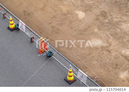 上から見た道路工事現場 上から見た道路工事現場 115704014