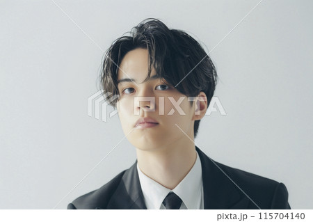 スーツを着た若い日本人男性 115704140