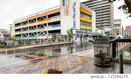雨の弘前市土手町・蓬莱橋付近 115704179