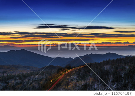 国後島を見ながら知床峠の夜明け 115704197