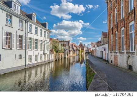 ベルギー　ブルージュ　運河　街並み 115704363