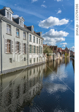 ベルギー　ブルージュ　運河　街並み 115704366