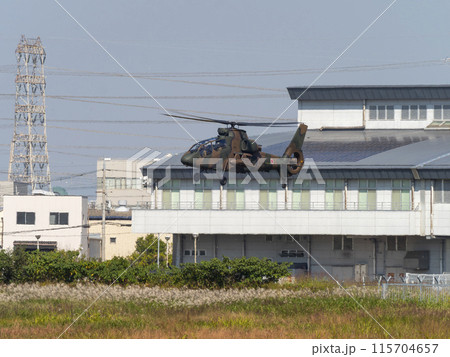 八尾駐屯地を飛行するOH1観測ヘリコプター 115704657