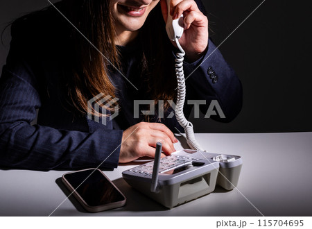 詐欺電話をかける女性 scam call 詐欺電話をかける女性 scam call 115704695
