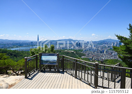 峨嵯山(アチャサン)登山道から見るソウルの町並み【韓国/九里市】 115705512