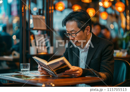 カフェで本を読むビジネスマン 115705513