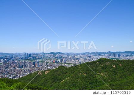 峨嵯山(アチャサン)登山道から見るソウルの町並み【韓国/九里市】 峨嵯山(アチャサン)登山道から見るソウルの町並み【韓国/九里市】 115705519