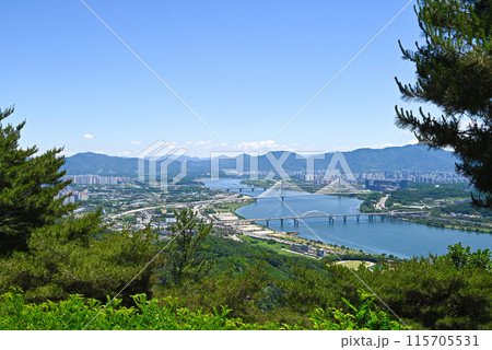 峨嵯山(アチャサン)登山道から見る漢江【韓国/九里市】 峨嵯山(アチャサン)登山道から見る漢江【韓国/九里市】 115705531